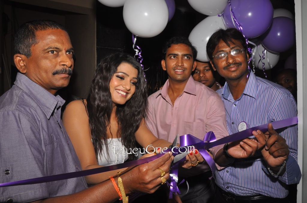 Tashu Kaushik Launches Naturals Family Salon